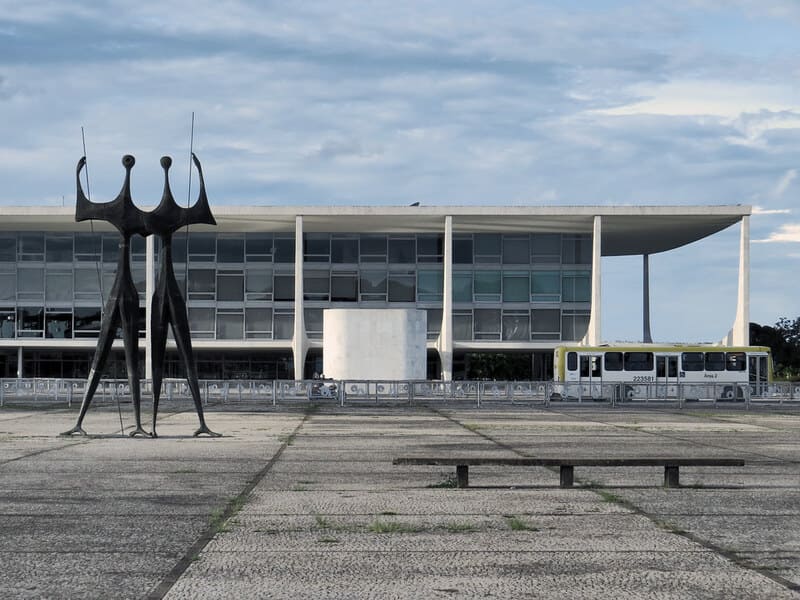 Ciclistas na Catedral Metropolitana durante o Bike Tour