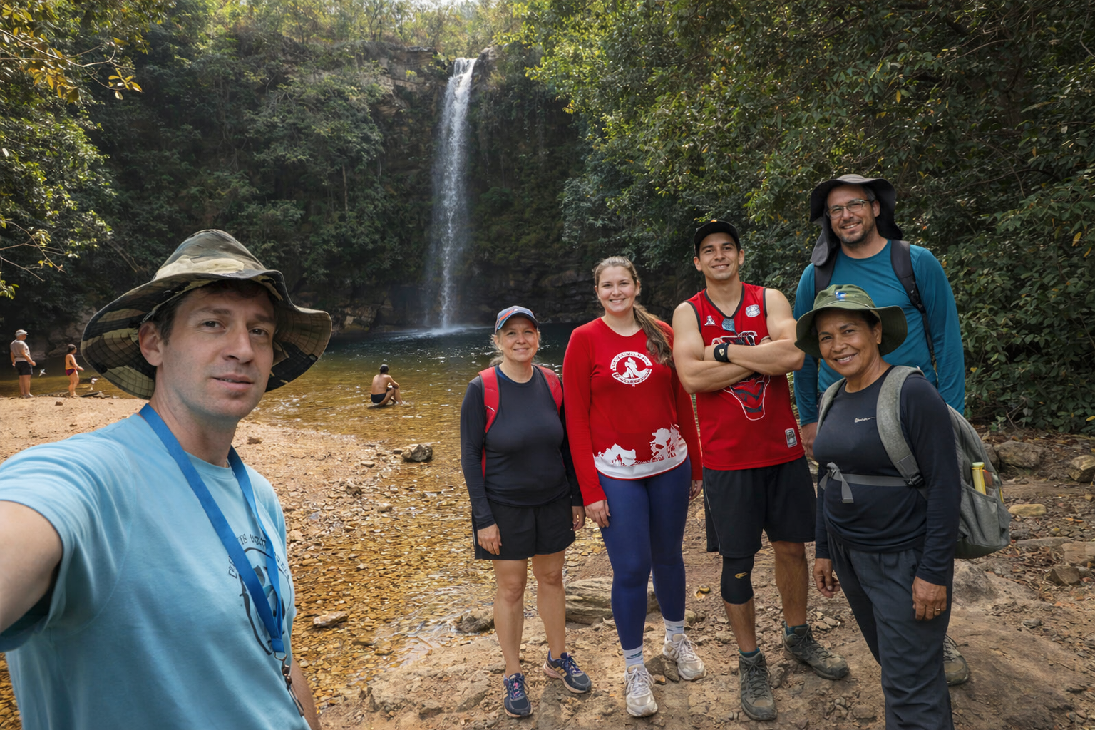Cachoeira do Abade em Pirenópolis com grupo fazendo trilha na natureza - bate e volta saindo de Brasília