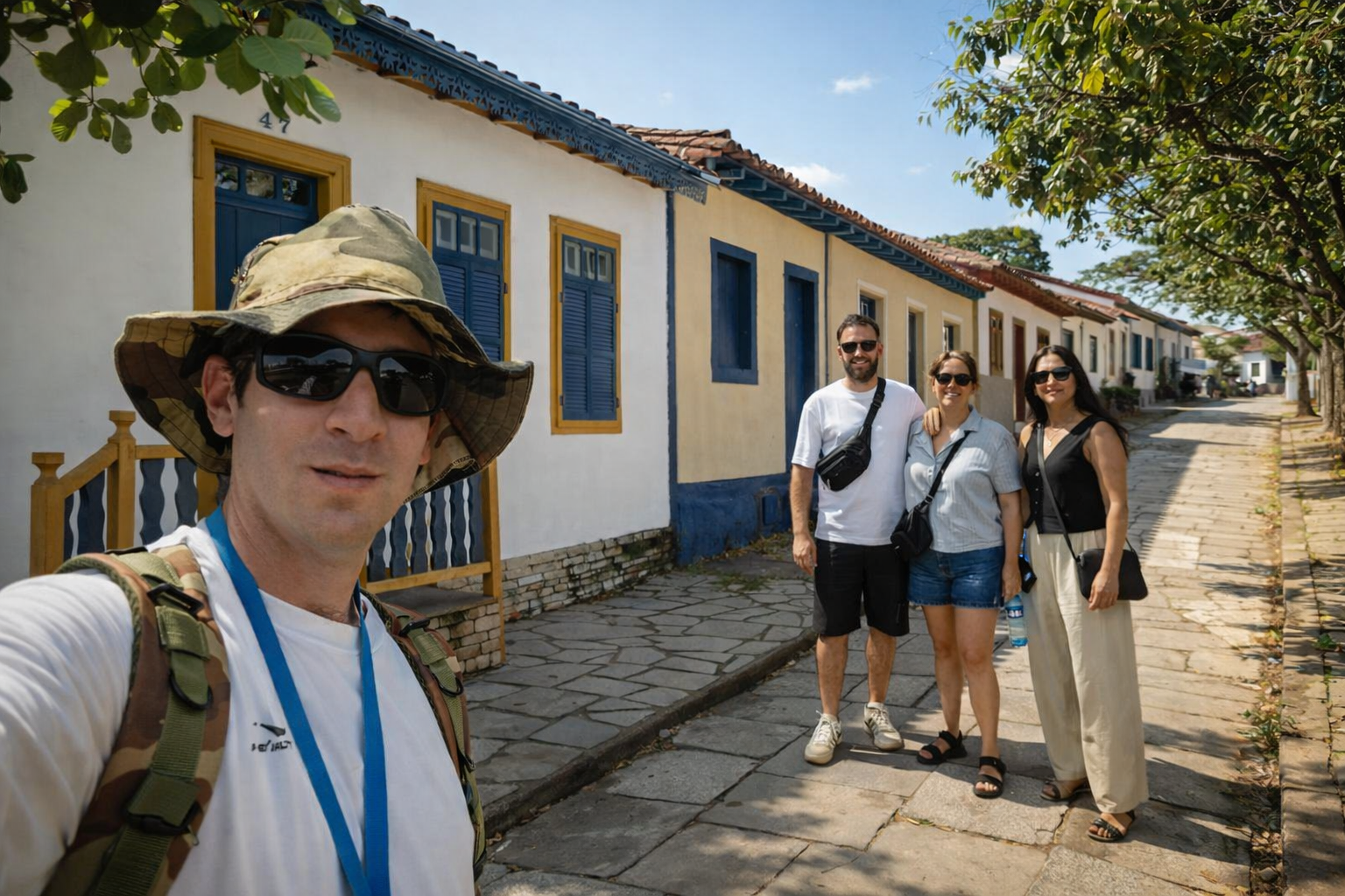 Turistas caminhando por rua colonial de Pirenópolis - bate e volta saindo de Brasília