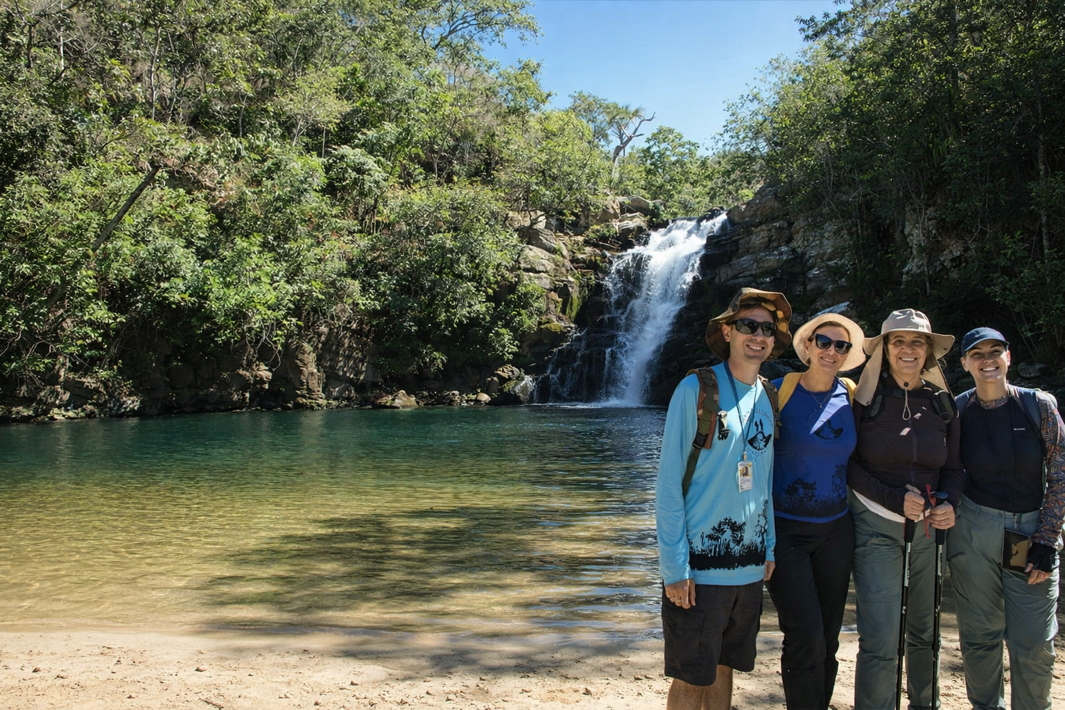 Cachoeira Santa Maria em Pirenópolis com grupo fazendo trilha na natureza - bate e volta saindo de Brasília