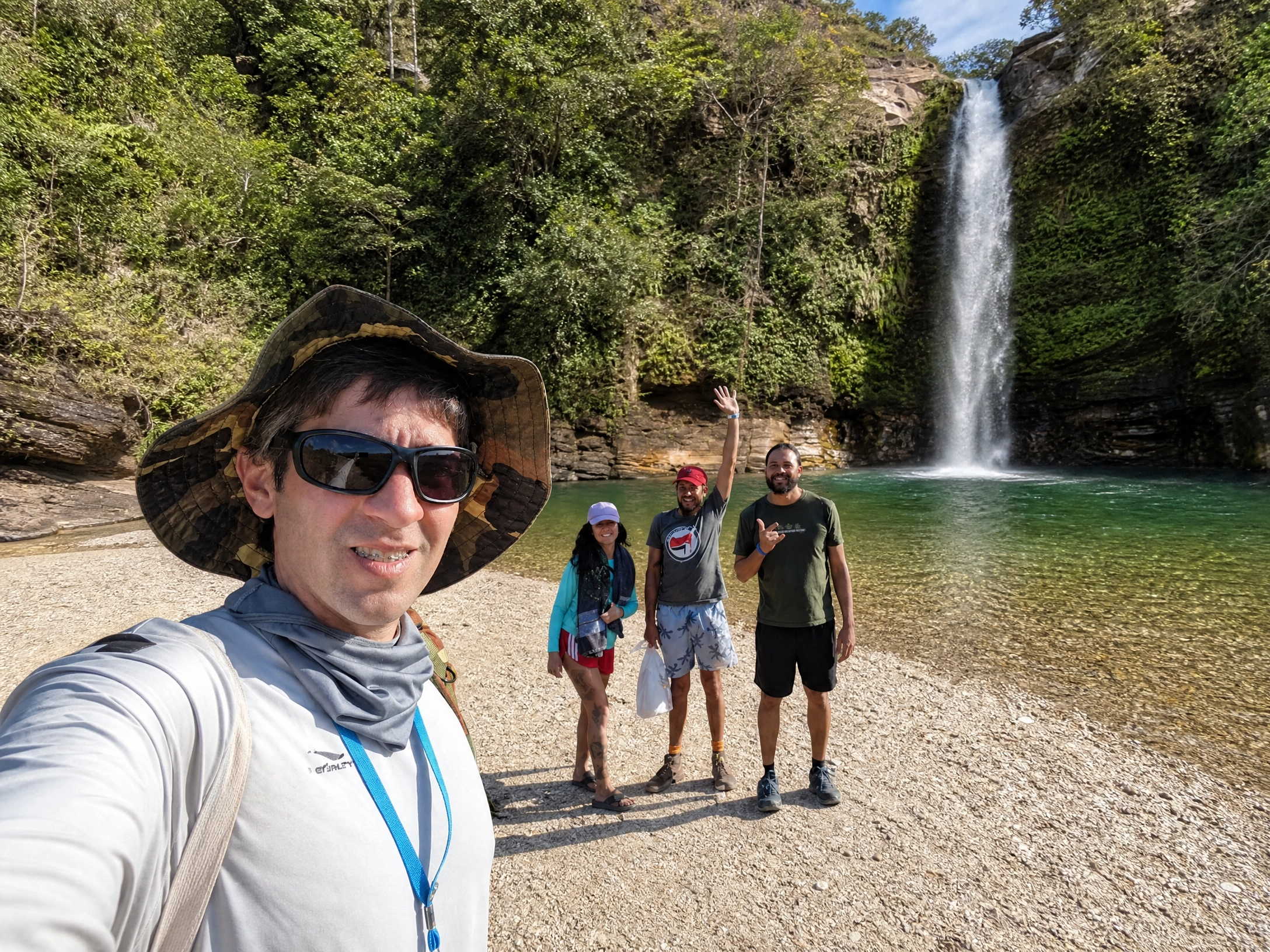 Poço do Abade em Pirenópolis com visitantes aproveitando o banho - passeio bate e volta saindo de Brasília
