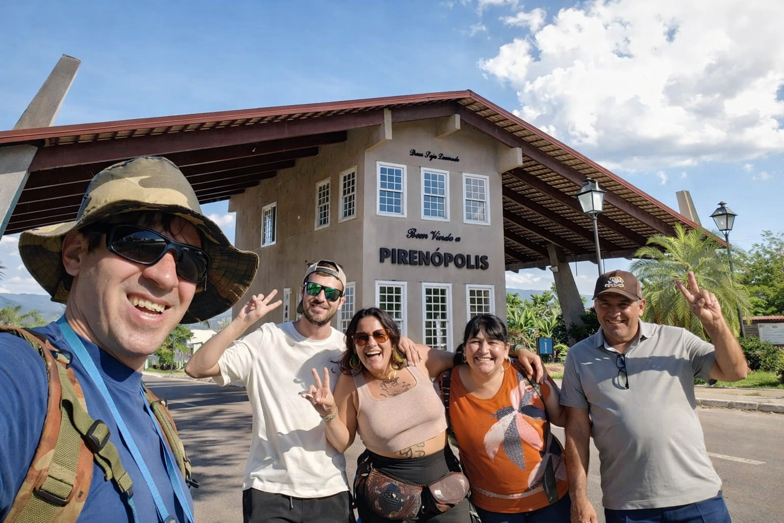 Entrada de Pirenópolis com turistas chegando para o passeio - bate e volta saindo de Brasília