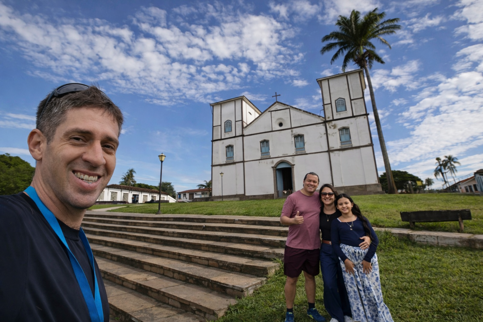 Igreja de Pirenópolis com turistas visitando o centro histórico - bate e volta saindo de Brasília